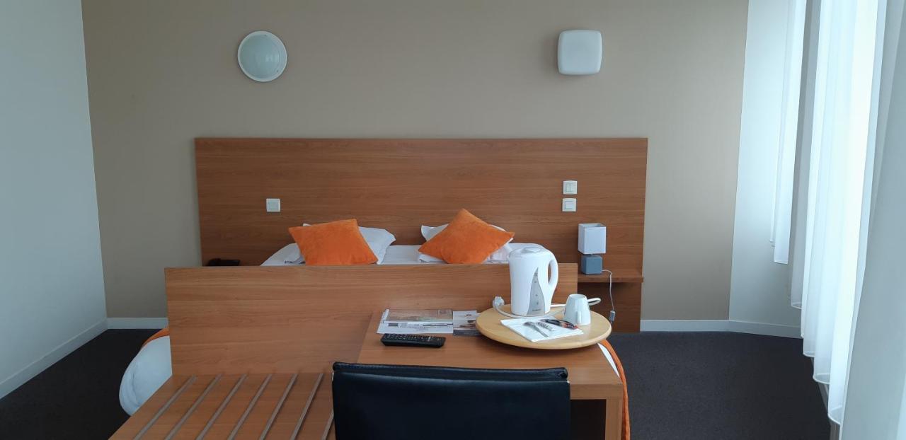 Logis Hotel Le Grand Cerf Ernée المظهر الخارجي الصورة
