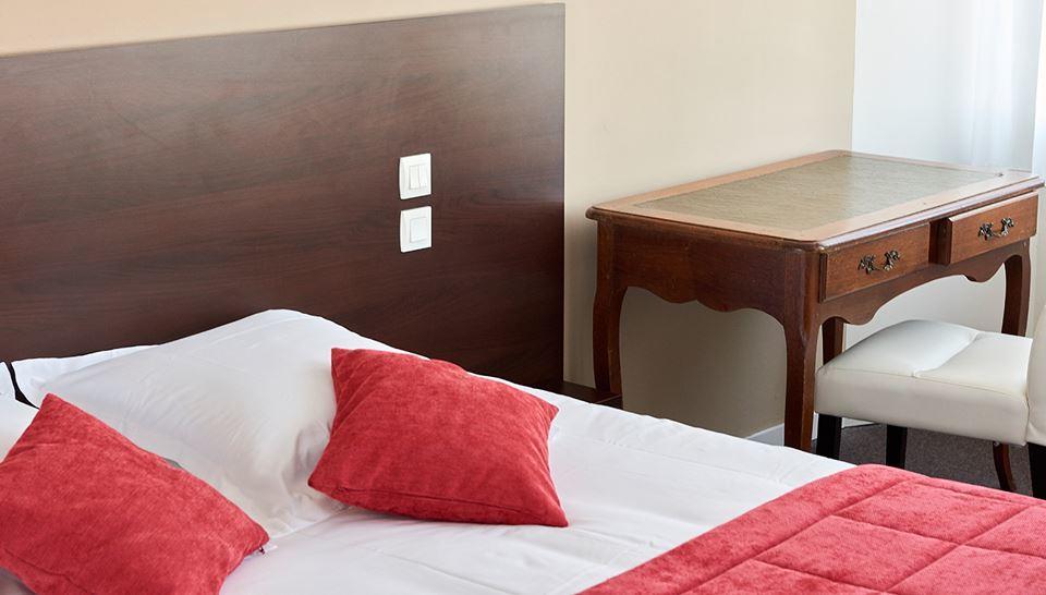 Logis Hotel Le Grand Cerf Ernée المظهر الخارجي الصورة